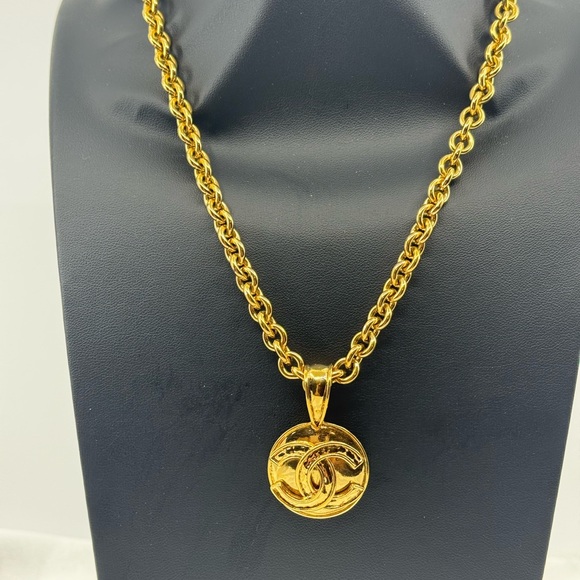 Vintage Chanel Gold CC Circle Pendant Necklace